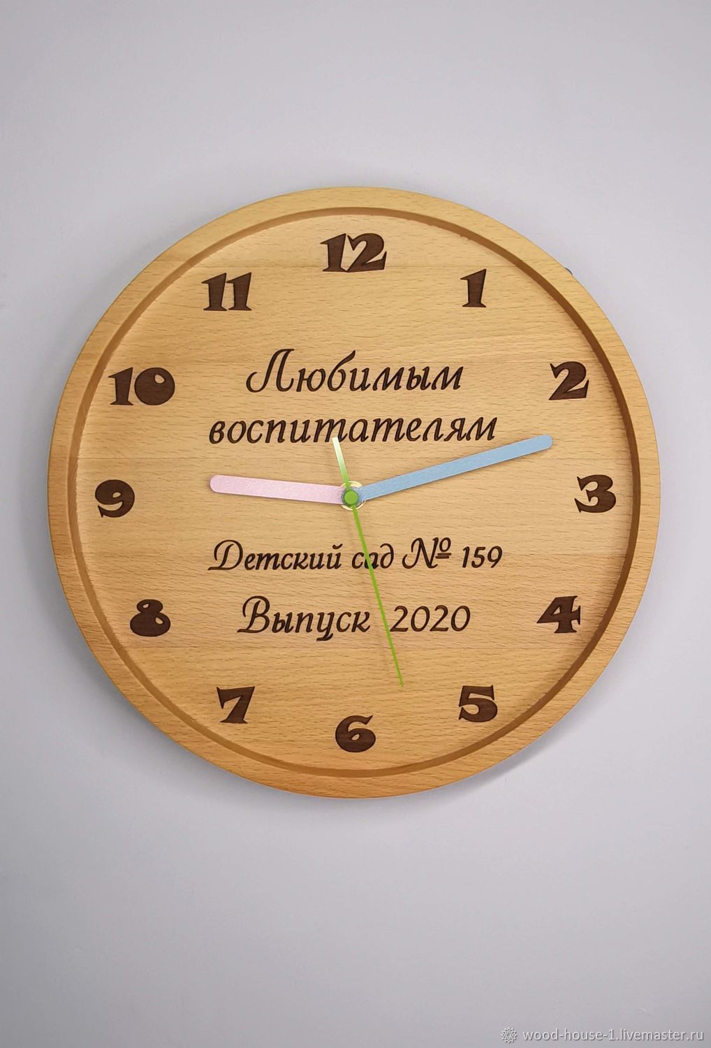 Надпись часах настенных. Часы настенные деревянные. Часы деревянные именные. Часы из дерева с надписями. Часы настенные из дерева с надписью.