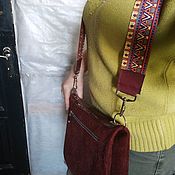Бордовая сумочка с широким ремнем