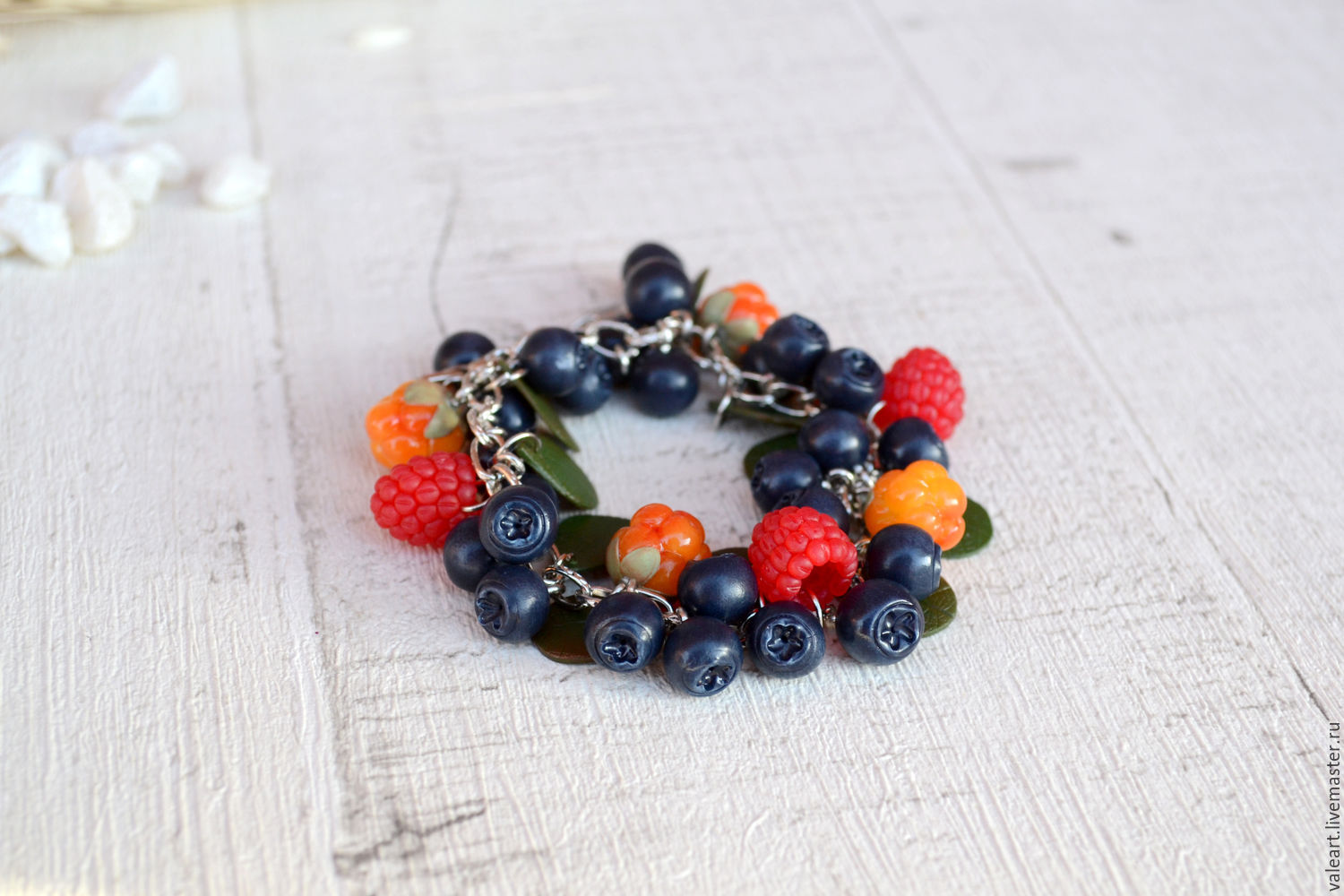 Браслет с ягодами малины, черники и морошки / из полимерной глины