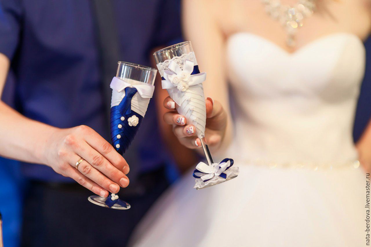 Бокалы в руках у жениха и невесты