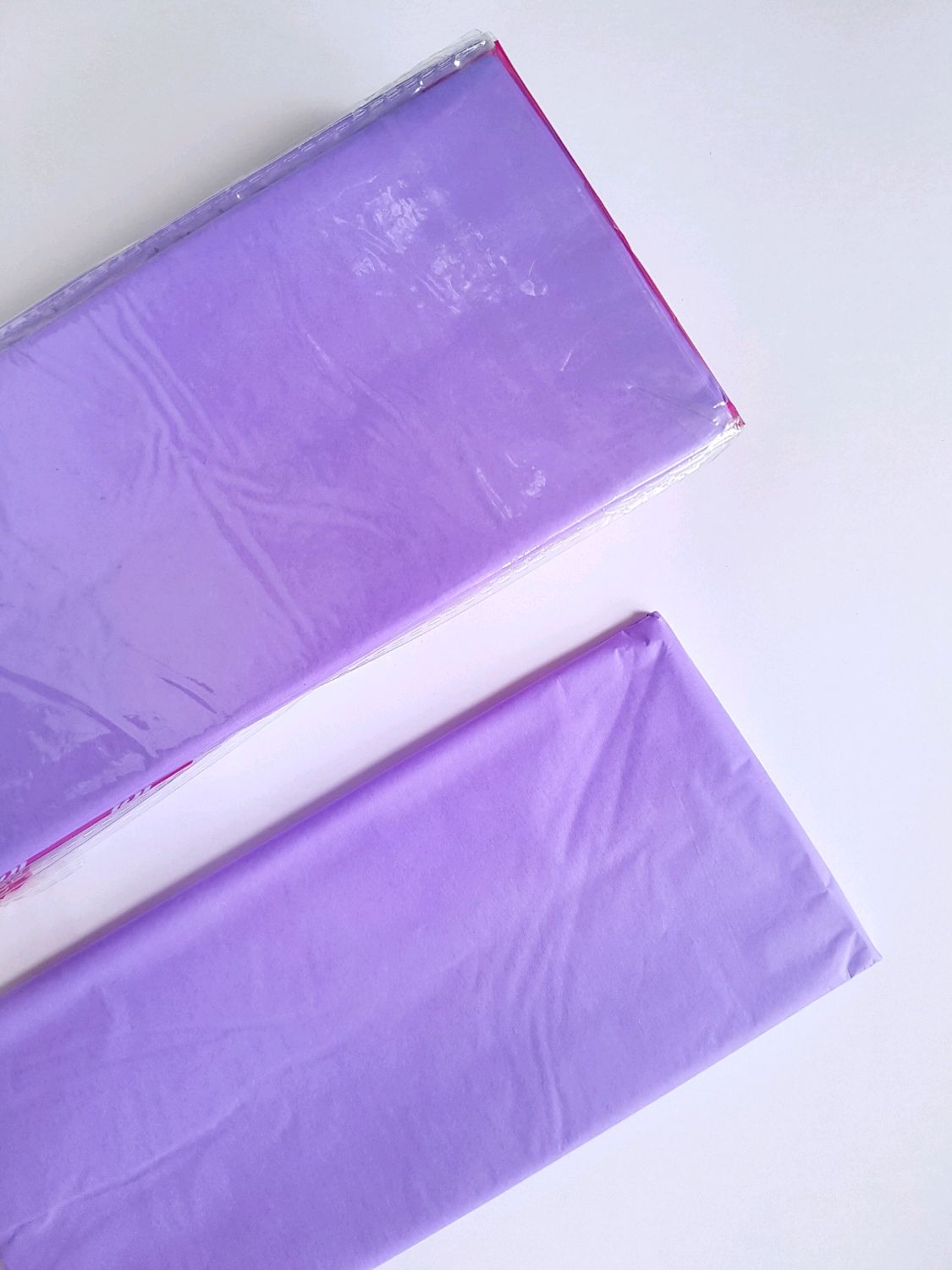 Как упаковывать в бумагу тишью. Бумага тишью подарок. Как упаковывать в бумагу тишью. Как упаковывать в бумагу тишью. Бумага для упаковки одежды.