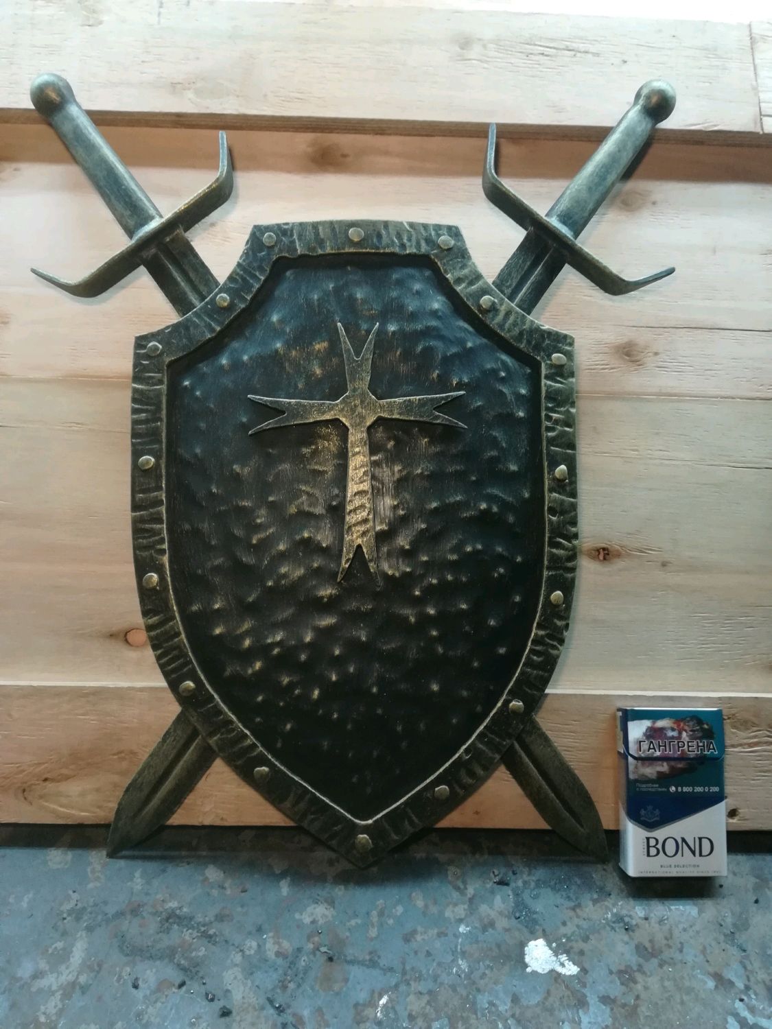 Shield цена. Кованый щит. Декоративный щит с мечами. Кованые щиты и мечи. Щит из металла.