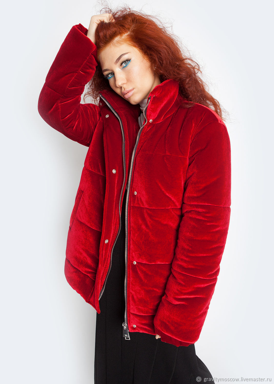 Женщина в красной куртке