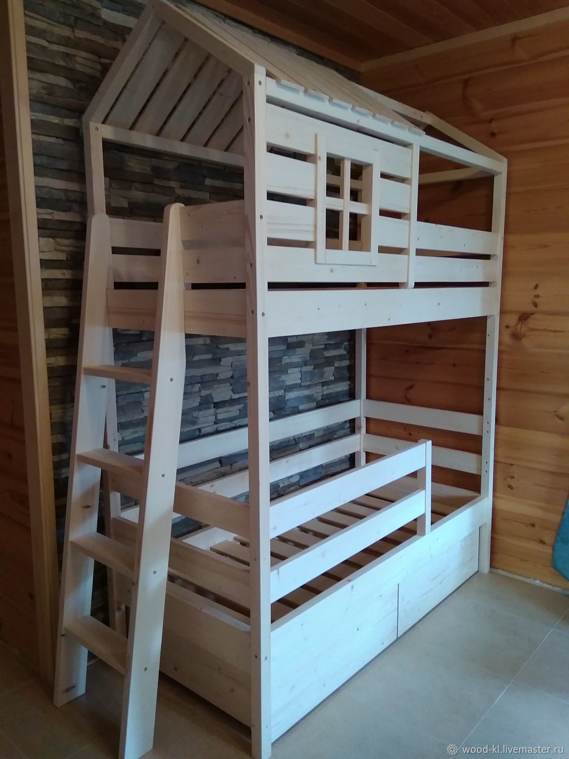 деревянная двухъярусная кровать домик