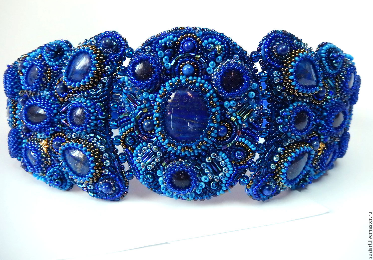 Синие аксессуары женские. Аксессуары синего. Предметы синего цвета. Пояс с бисером. Булавка брошка с голубыми фианитами.