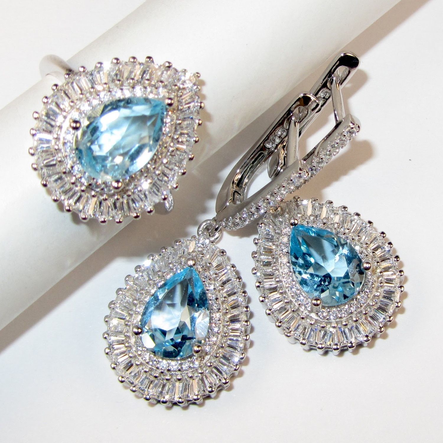 Комплект серебро серьги и кольцо с голубым топазом