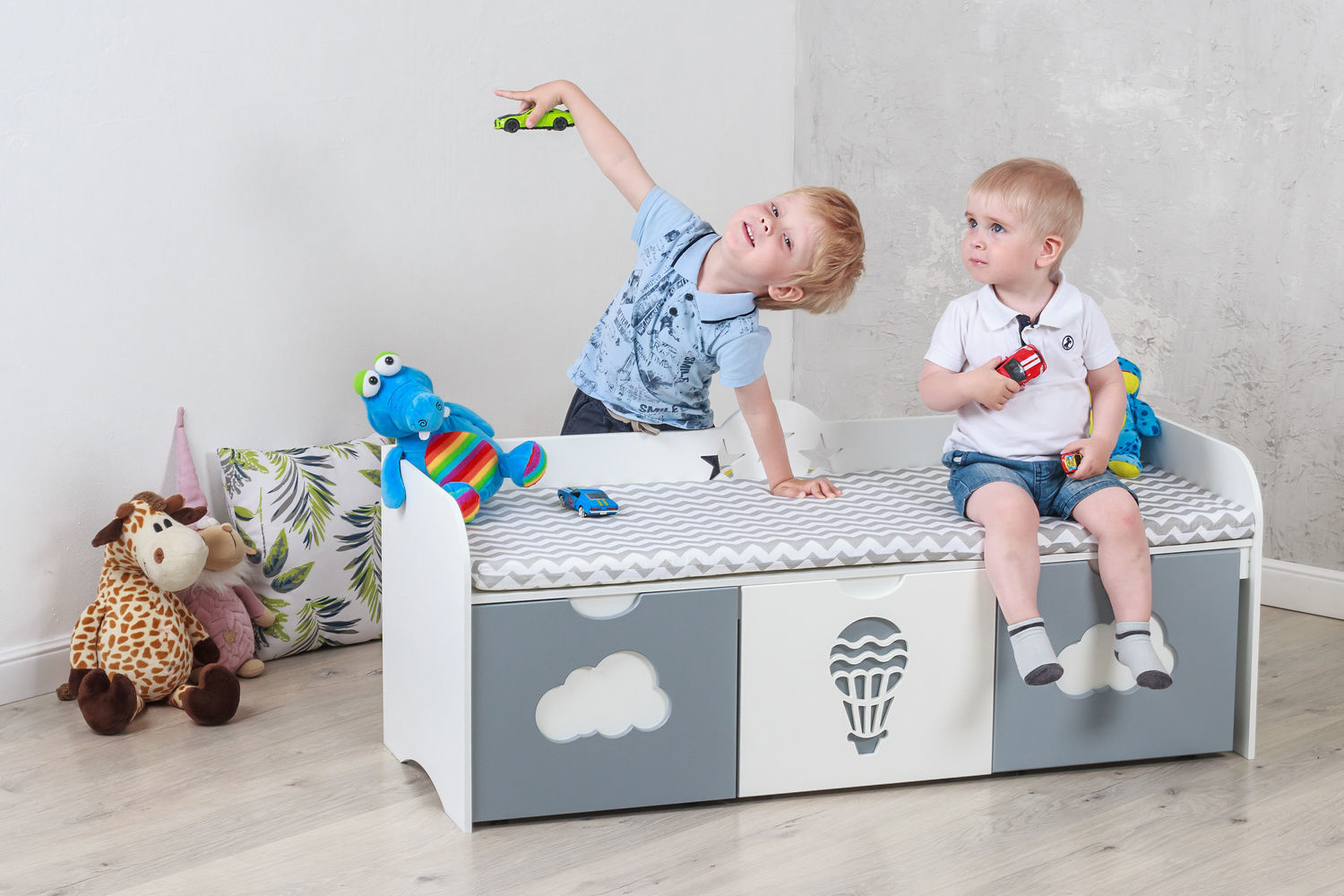 Скамья с ящиками для игрушек в детскую