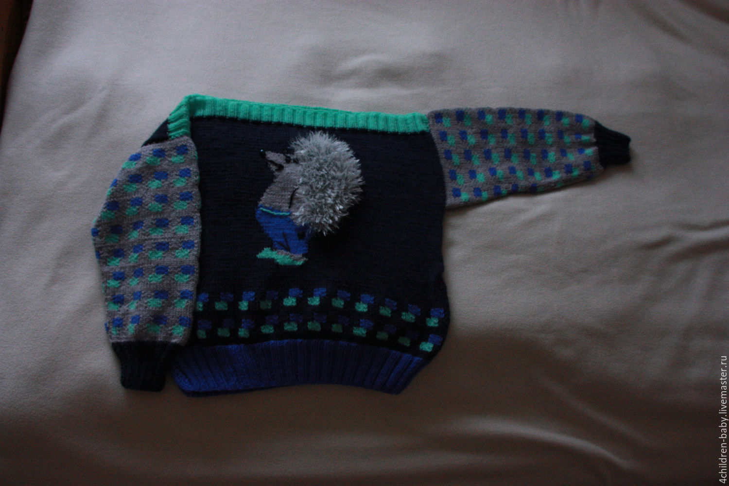 Детский вязаный пуловер с длинным рукавом на рост 134см. Вырез горловины `лодочка`. На передней части пуловера изображен ежик.