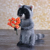 Куклы и игрушки ручной работы. Ярмарка Мастеров - ручная работа felt toy: Raccoon with bouquet. Handmade.
