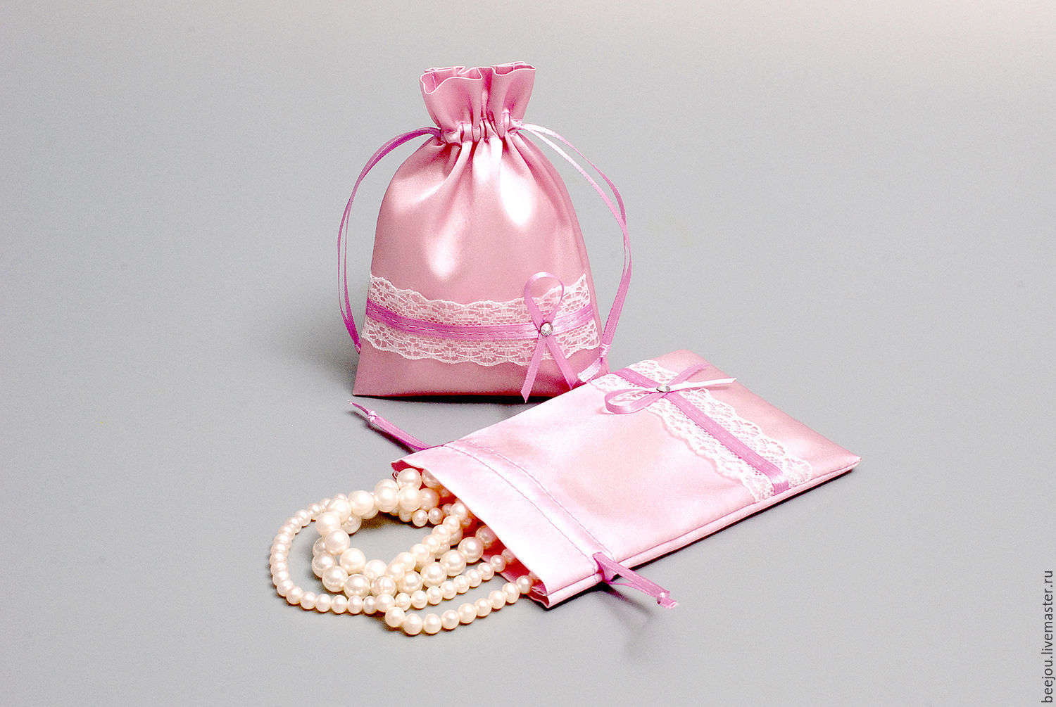 Где розовый мешок. Мешочек для украшений. Атласные мешочки для украшений. Подарочный мешочек для украшений. Мешочек из атласа розовый.