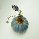 Керамическая ваза ручной работы, выглядящая точь в точь как маленькая тыква. Этот керамический овощ имеет необычный для тыквы синий цвет, поэтому интересно сочетается с цветами как ваза для сухоцвета.