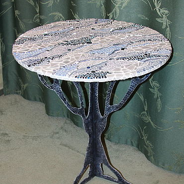 Уличный стол из мозаики