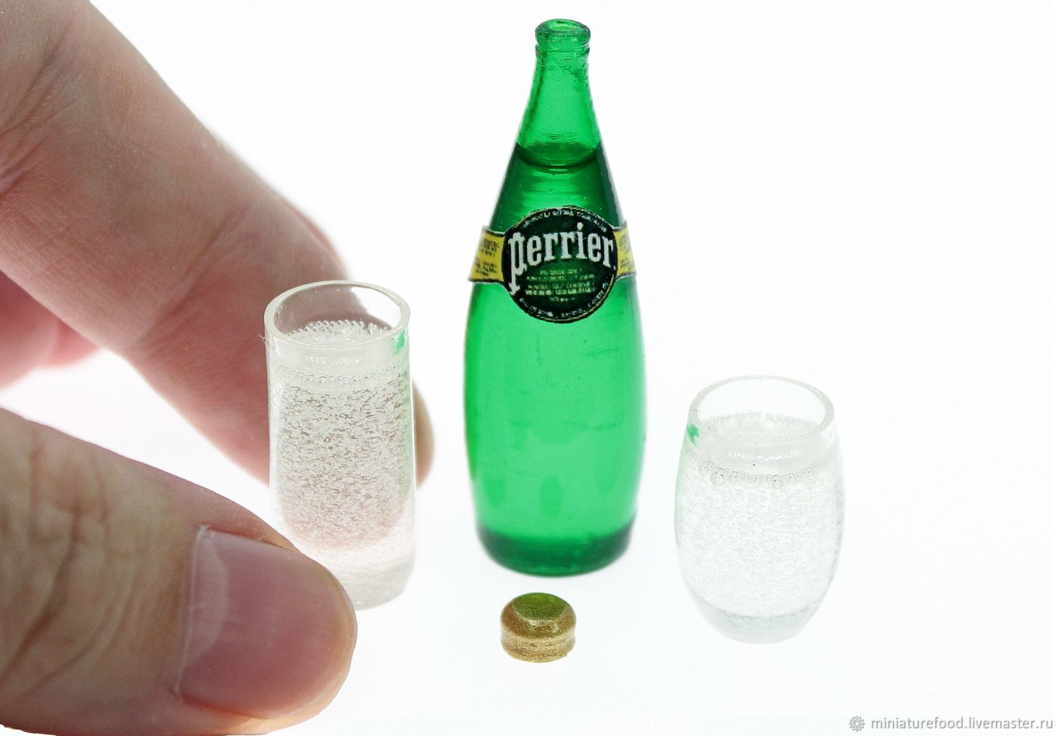 Еда мин воды. Минеральная вода в зеленой бутылке.