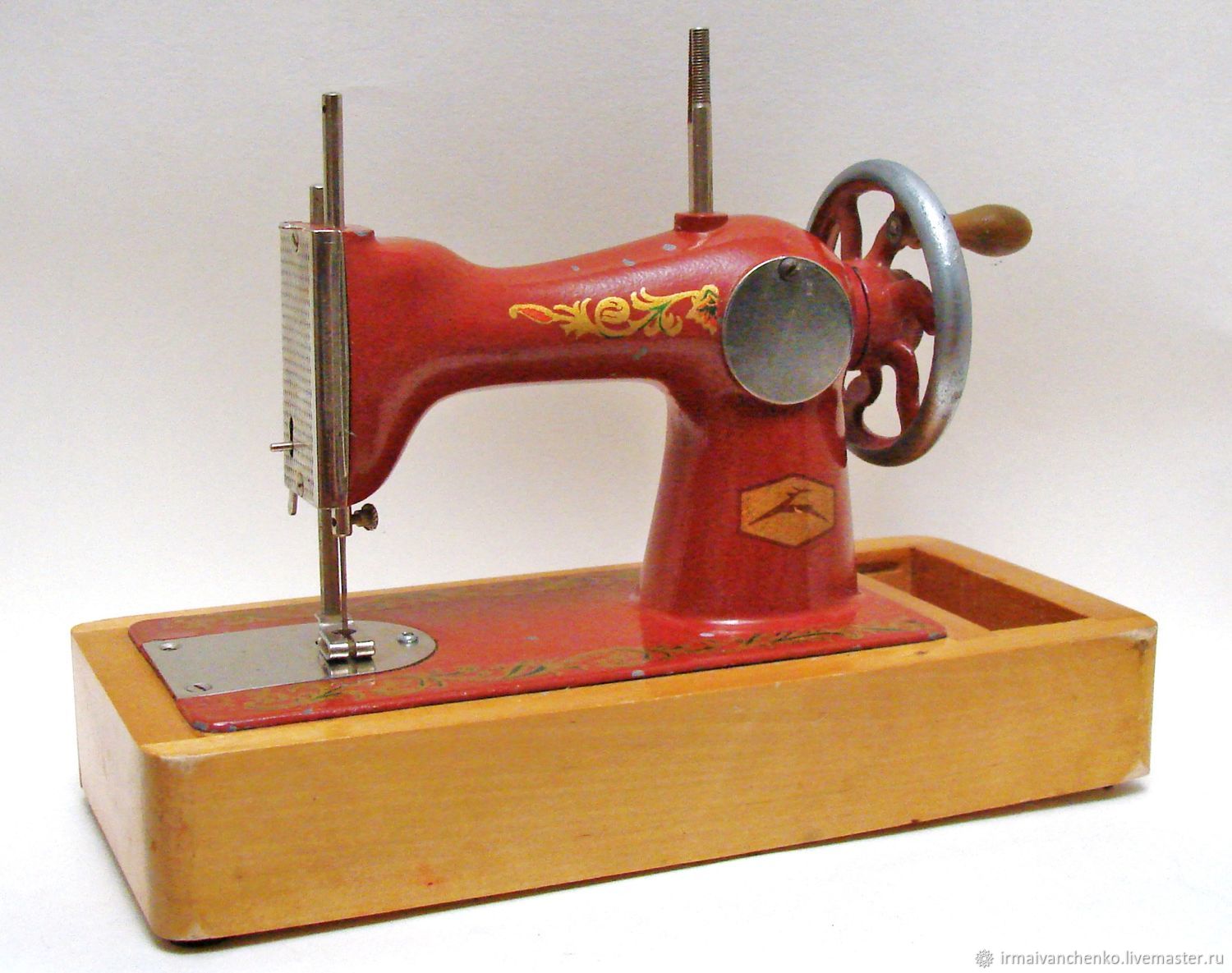 Швейная машинка встроенная в стол