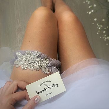 Товары для свадьбы ручной работы. Ярмарка Мастеров - ручная работа Серая подвязка с брошью. Handmade.