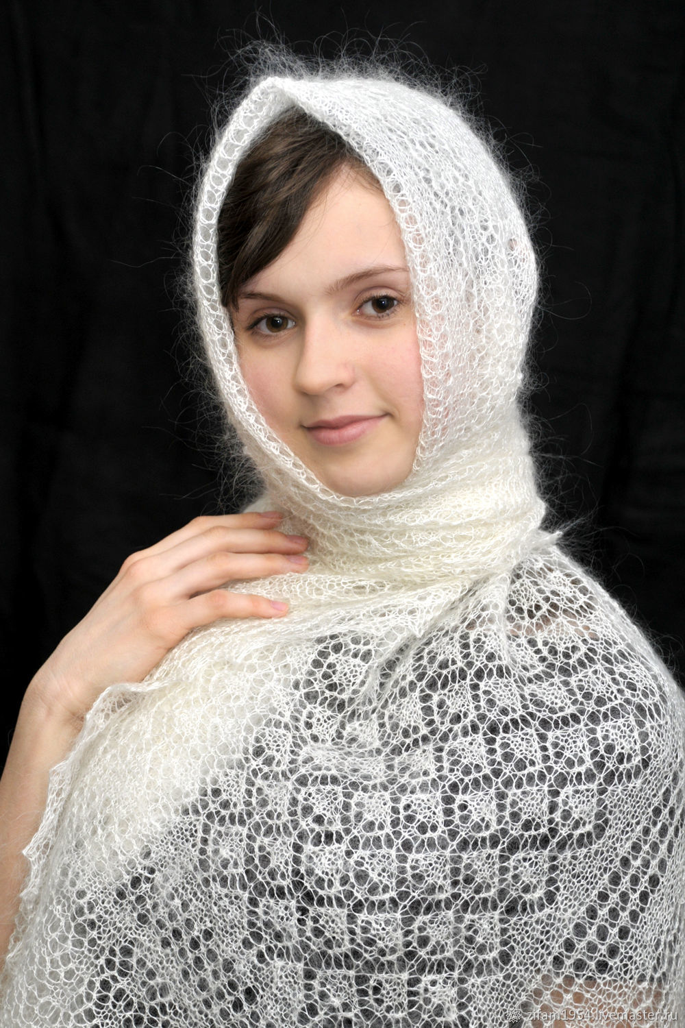 Женщина в оренбургском платке