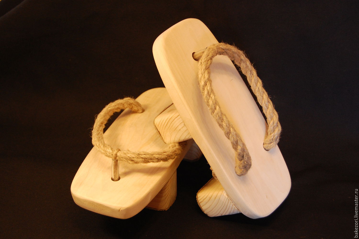 Японская деревянная обувь дзори