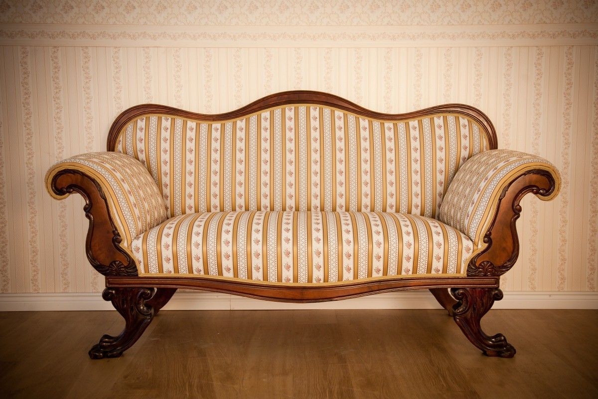 Антикварные диваны. Бидермейер жардиньерки. Старинный диван. Диван в старинном стиле. Диванчики в старинном стиле.