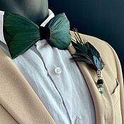 Комплект галстук-бабочка и бутоньерка с перьями петуха и фазана