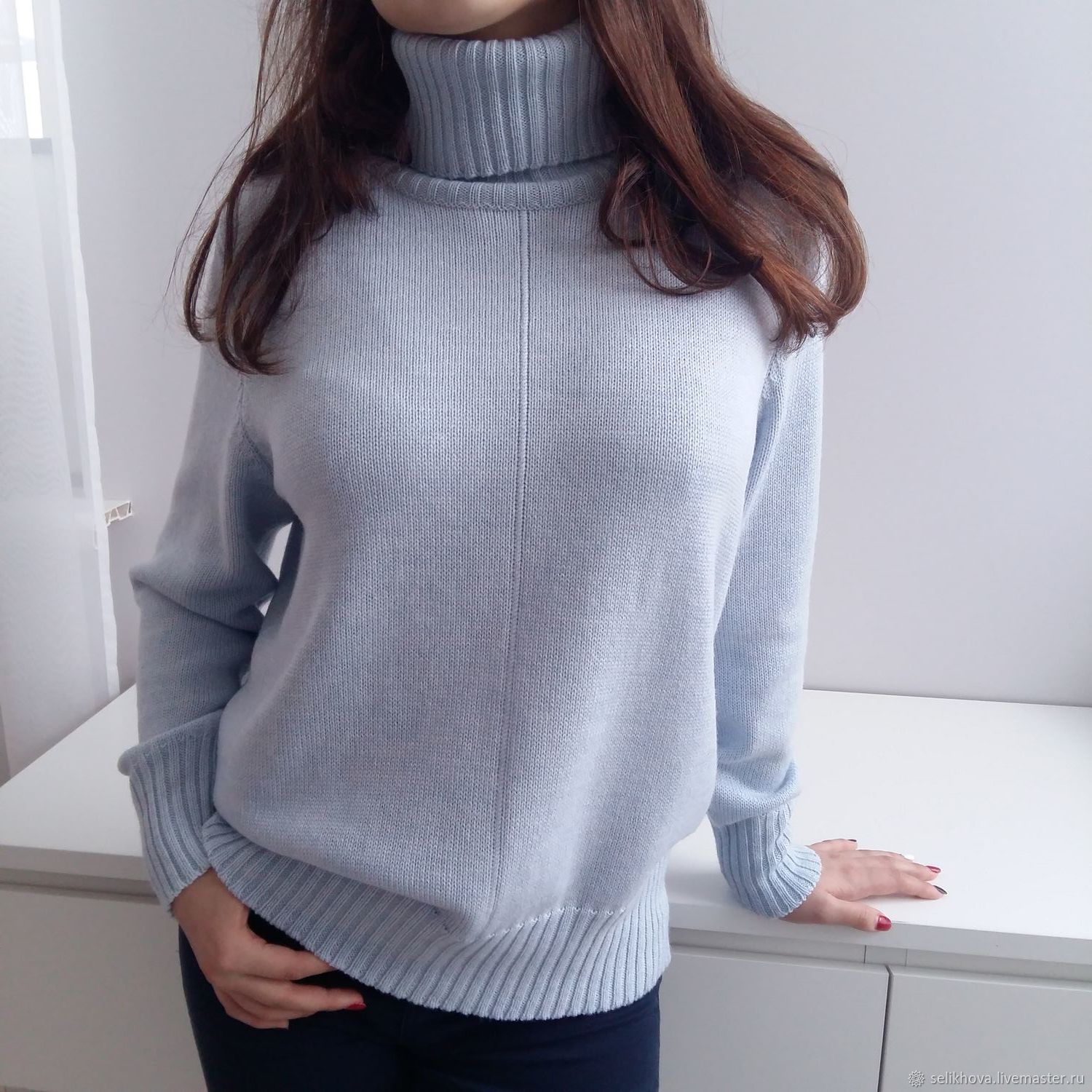 Вязаный женский свитер с горлом с фото