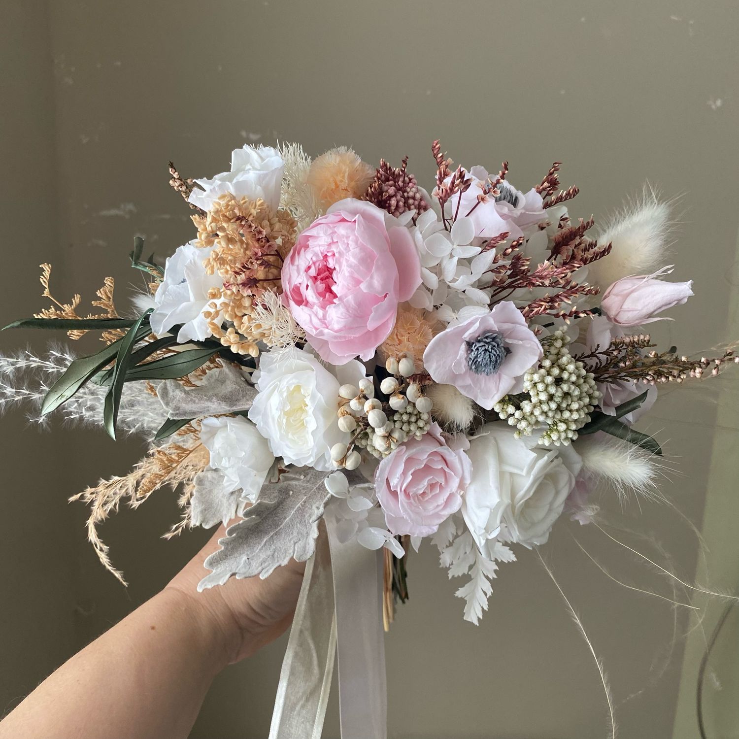 Модный раскидистый букет из стабилизированных цветов – купить на ...