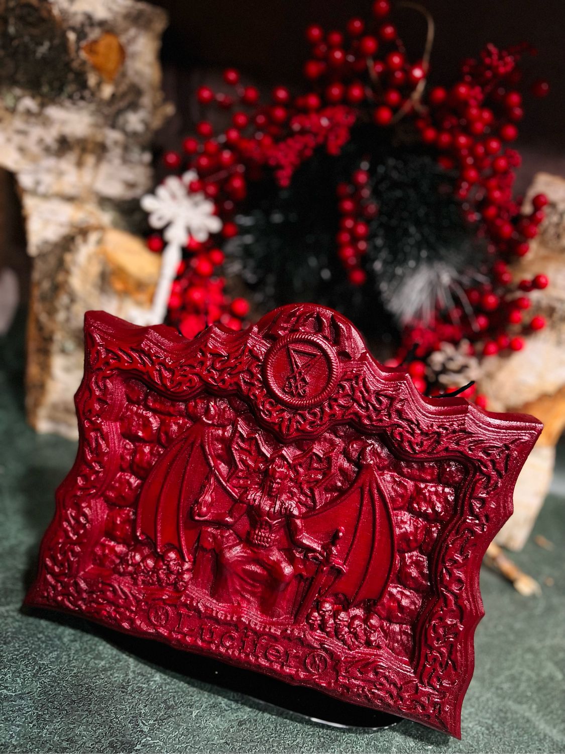 Люцифер. Образ из дерева в кроваво красном исполнении в интернет ...