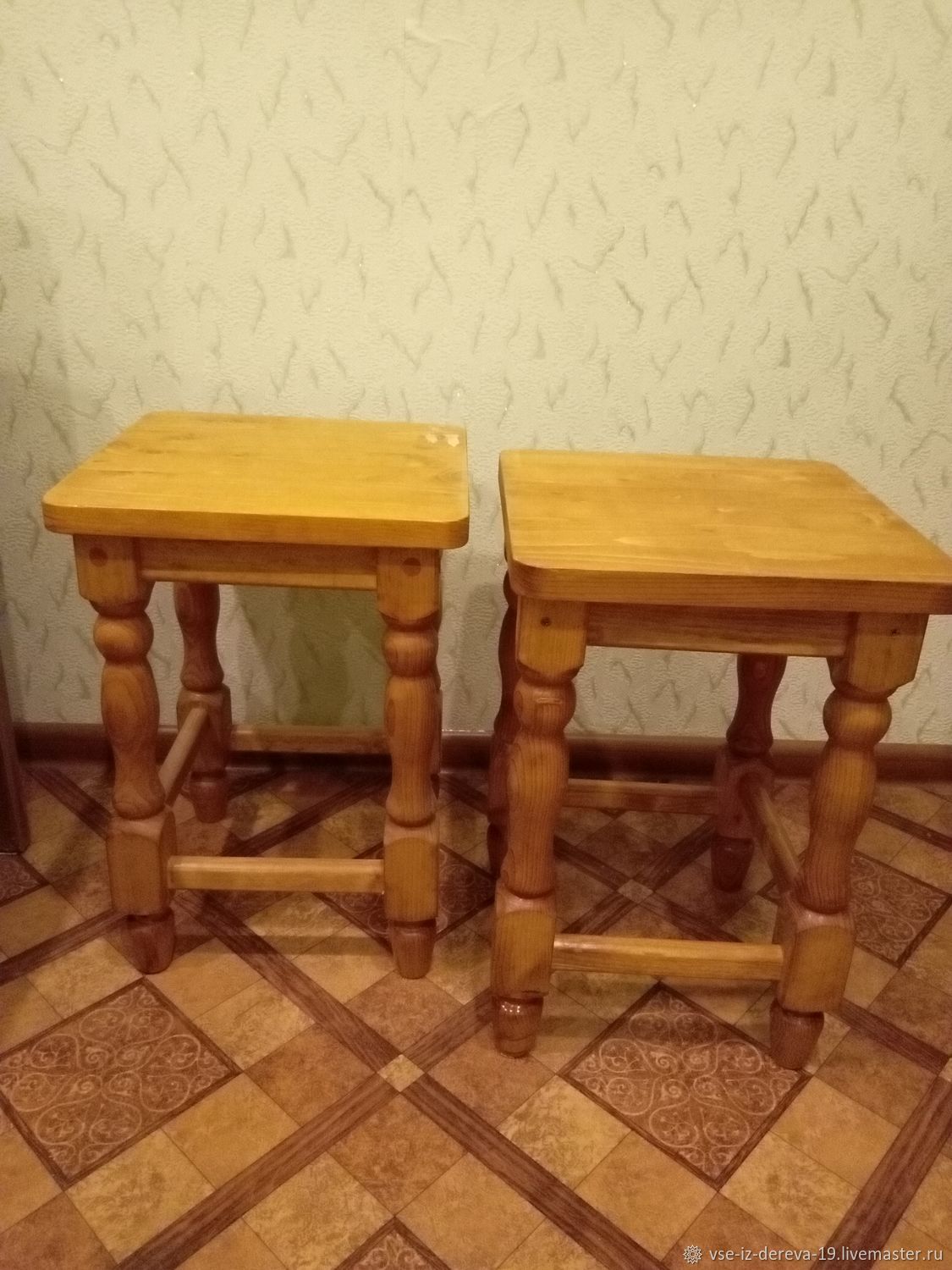 он плотник мастер табуреток он стулья делает из веток