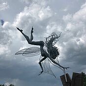 Садовая скульптура из проволоки «Танец с одуванчиком»