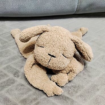 Куклы и игрушки ручной работы. Ярмарка Мастеров - ручная работа Детская вязаная игрушка-комфортер для сна собачка.. Handmade.