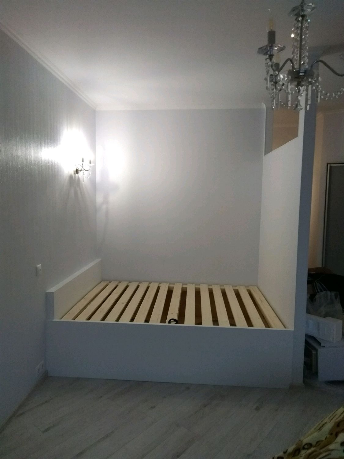 Двуспальная кровать подиум в нишу