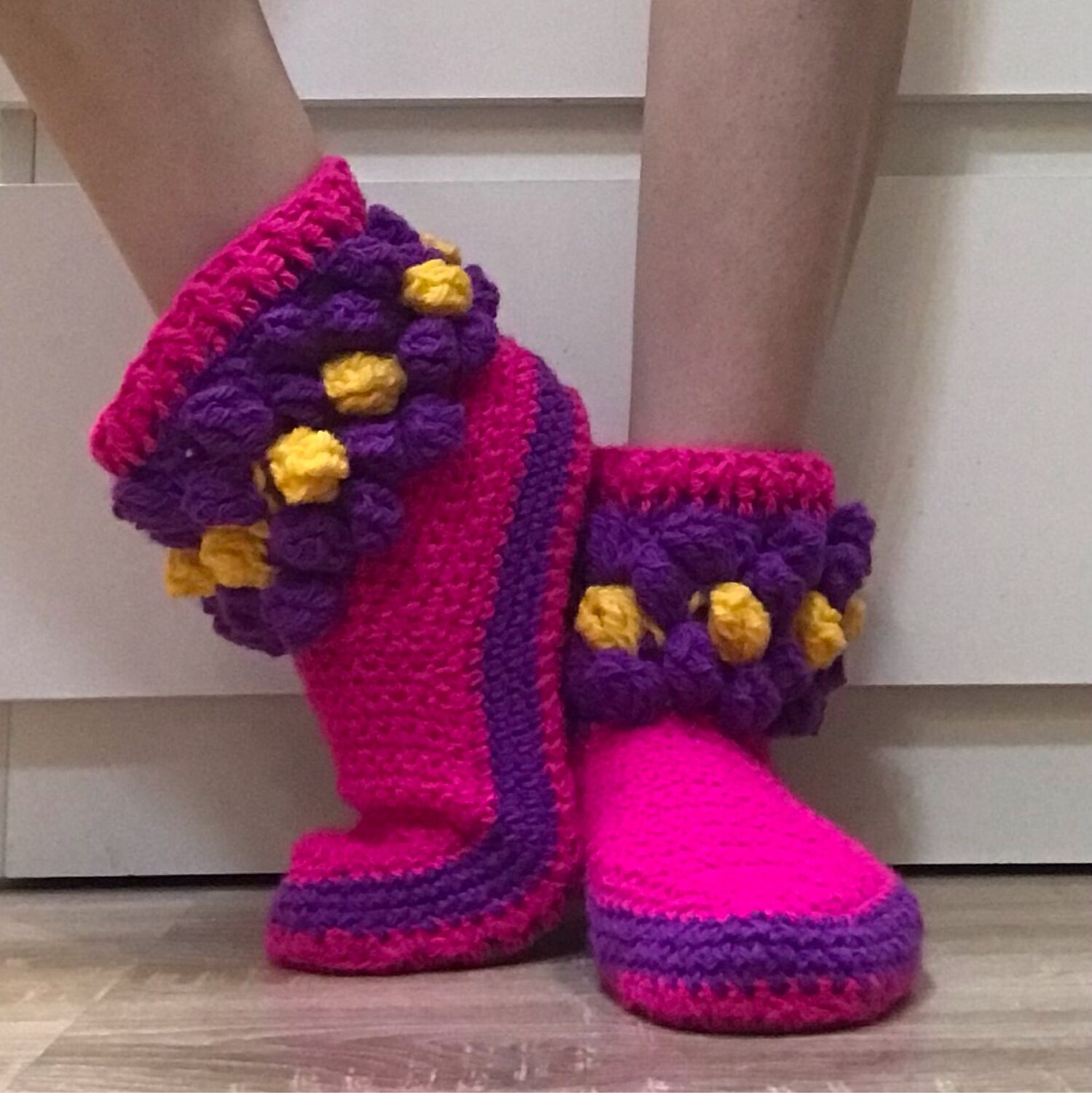 Вязаные тапочки сапожки – купить на Ярмарке Мастеров – RZTPGRU ...