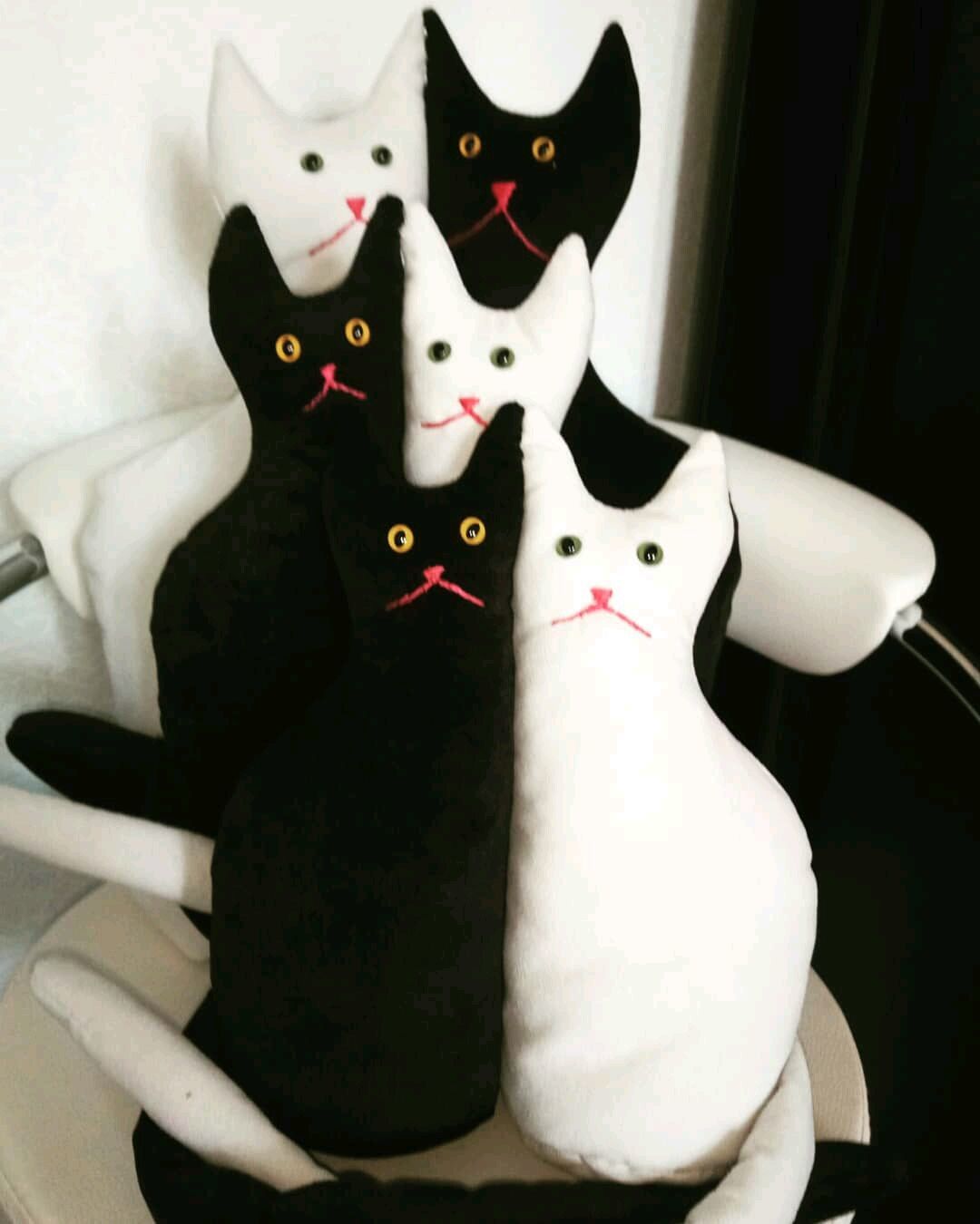 Кот обнимусь игрушка. Коты неразлучники коты обнимашки. Кот-подушка. Подушка в виде кошки. Игрушка подушка кошка.