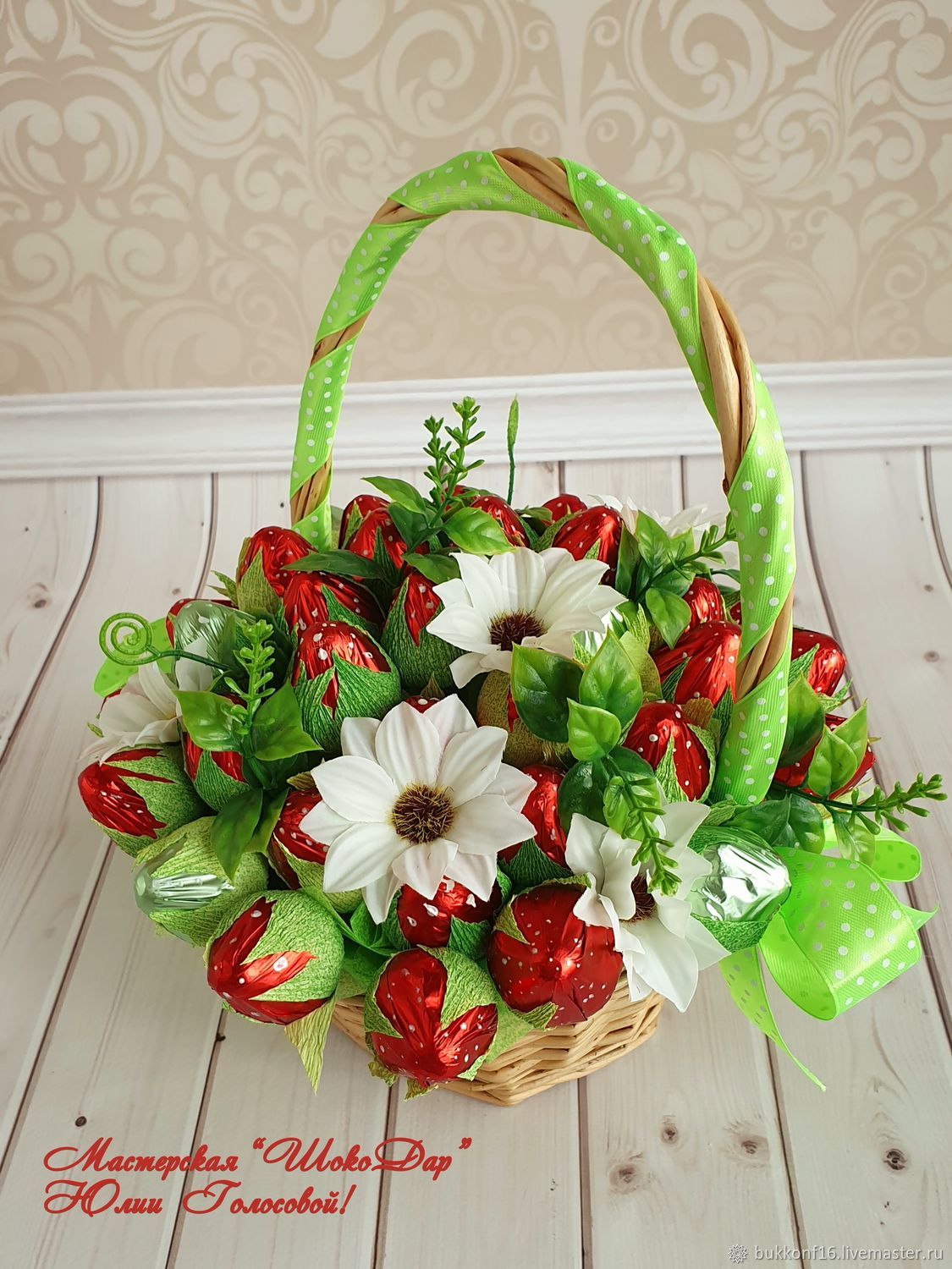 Букеты из конфет в корзине купить в Москве - Доставка цветов