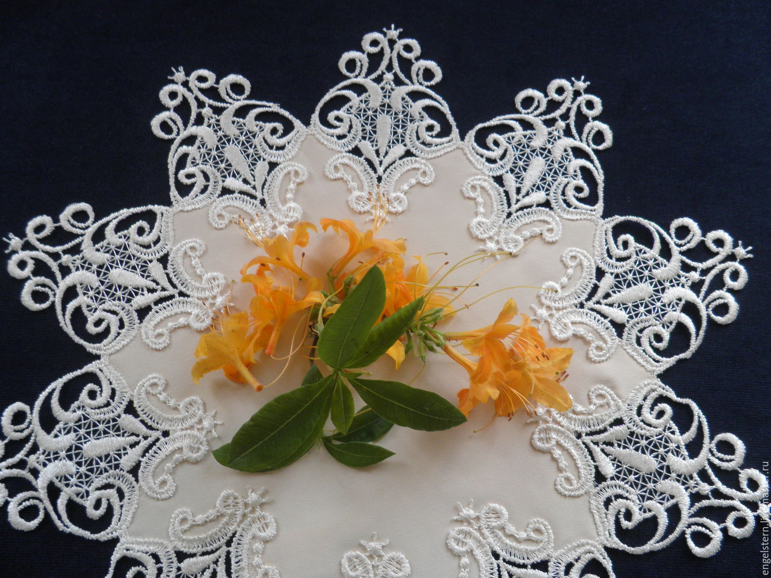 картины с кружевными салфетками. кружевные салфетки и скатерти. салфетки из кружева. рукоделие воздушное салфетки. салфетки из ткани.