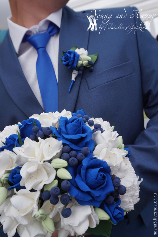 Розово синий костюм. Свадебный букет в синем цвете. Букет невесты в синем цвете. Бутоньерка в синем цвете. Букет невесты и бутоньерка жениха.