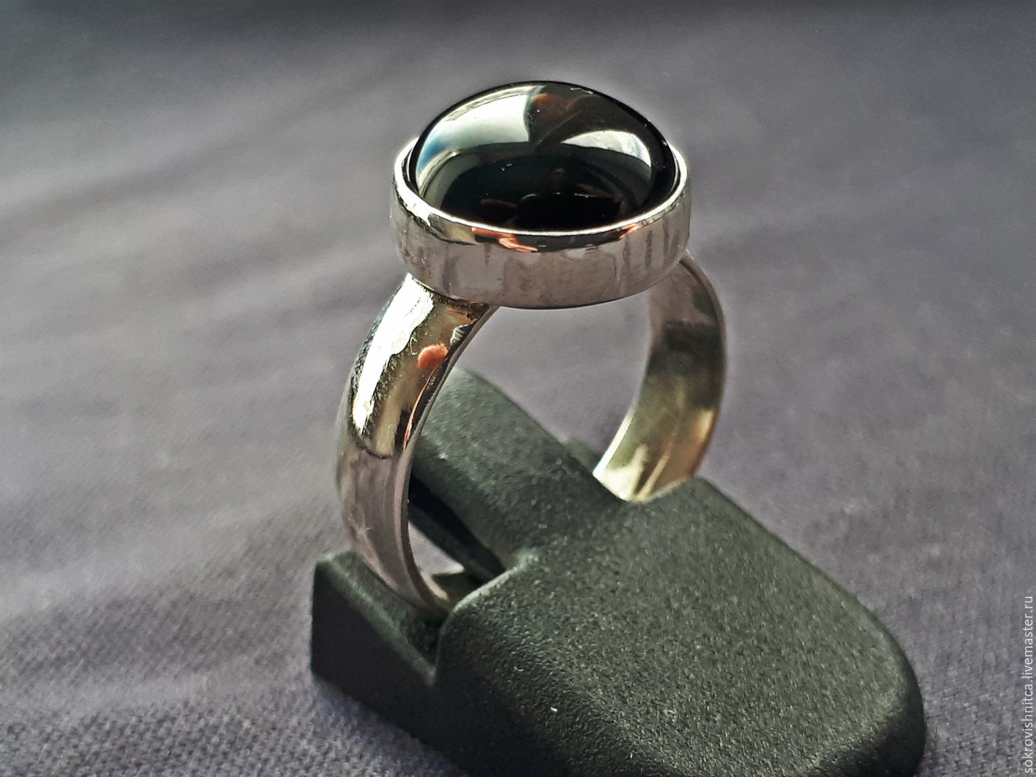 Стильное кольцо с черным агатом