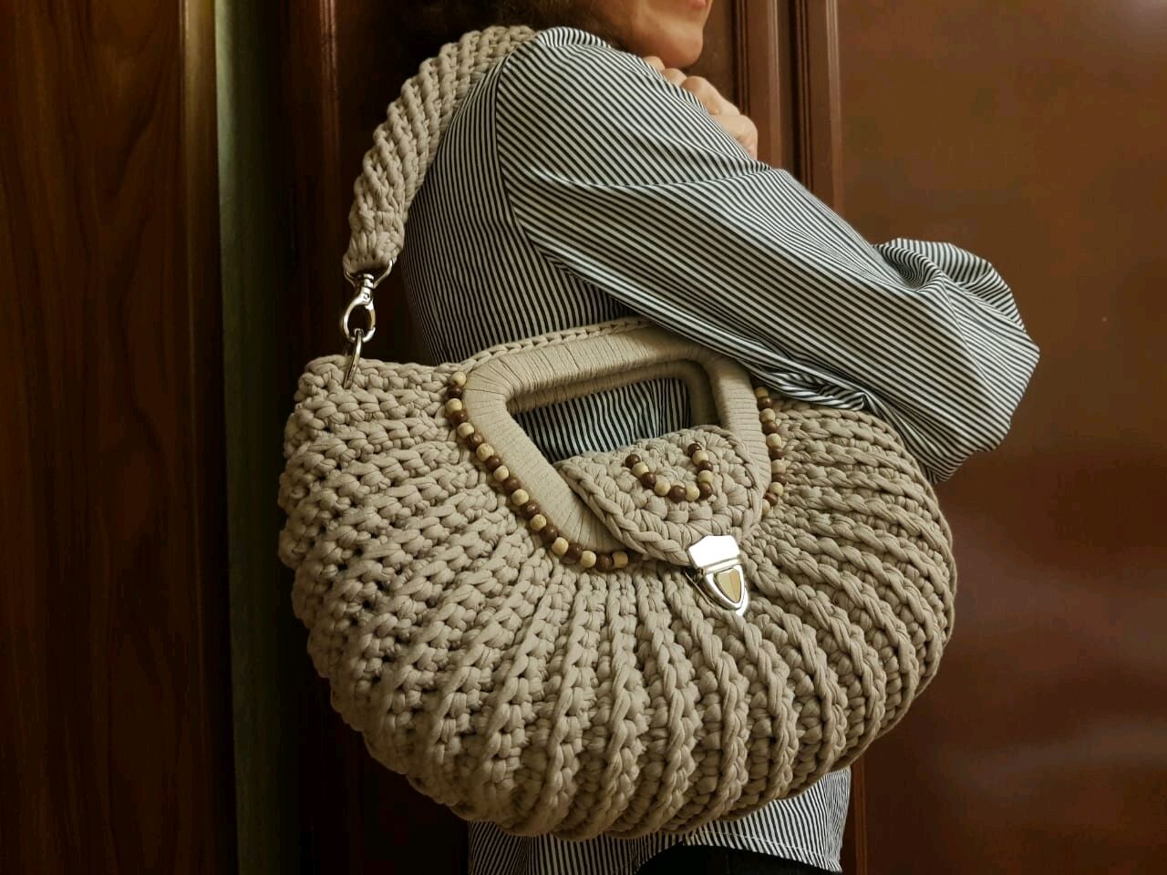 Комплект из сумки на плечо и бус из шерсти и дуба. Ручная работа. в ...