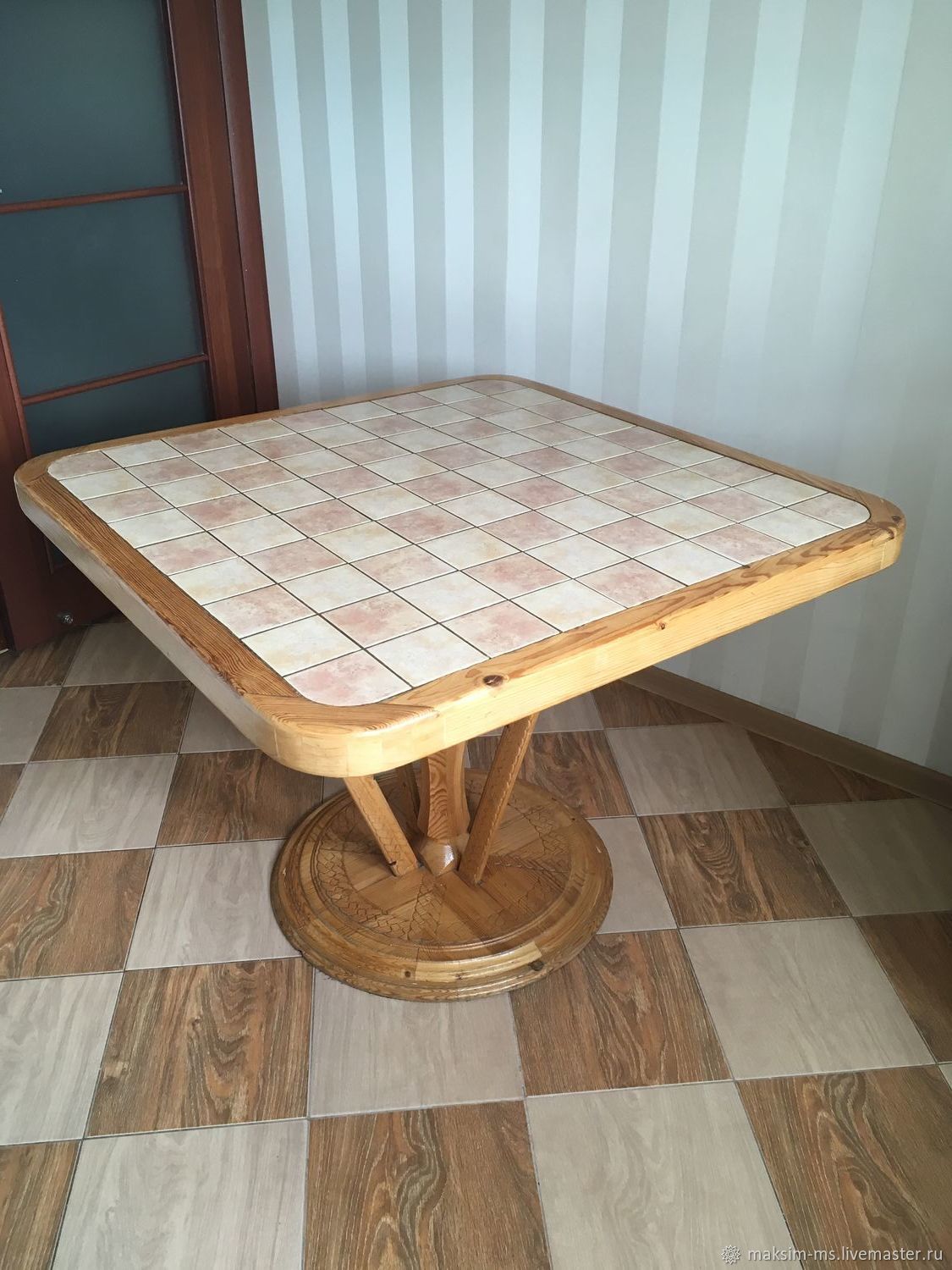 Кухонный стол из плитки