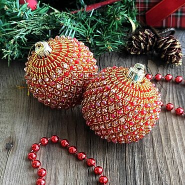 Новогодние шары для елки из шнуров, бусин и бисера своими руками