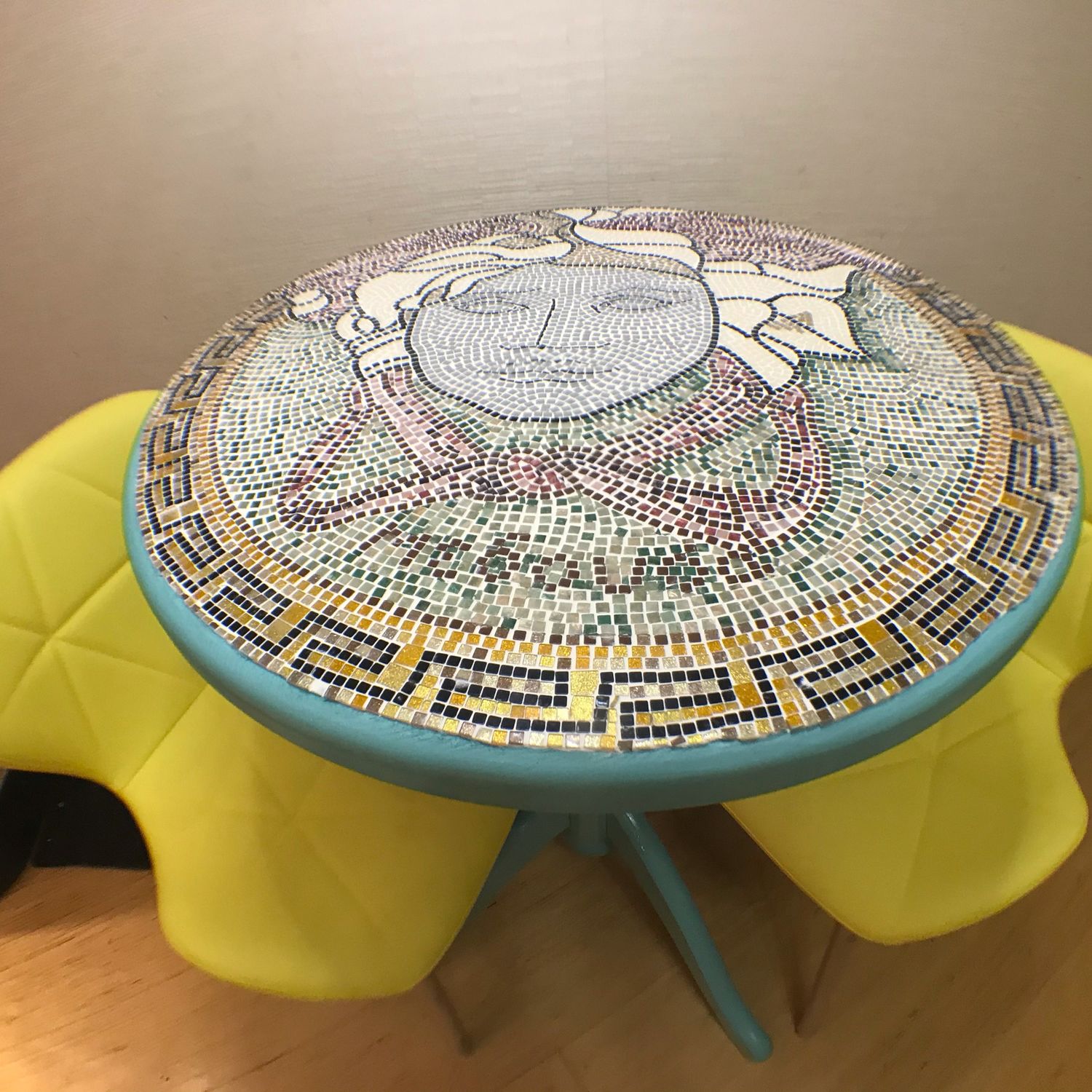Обеденный стол из мозаики