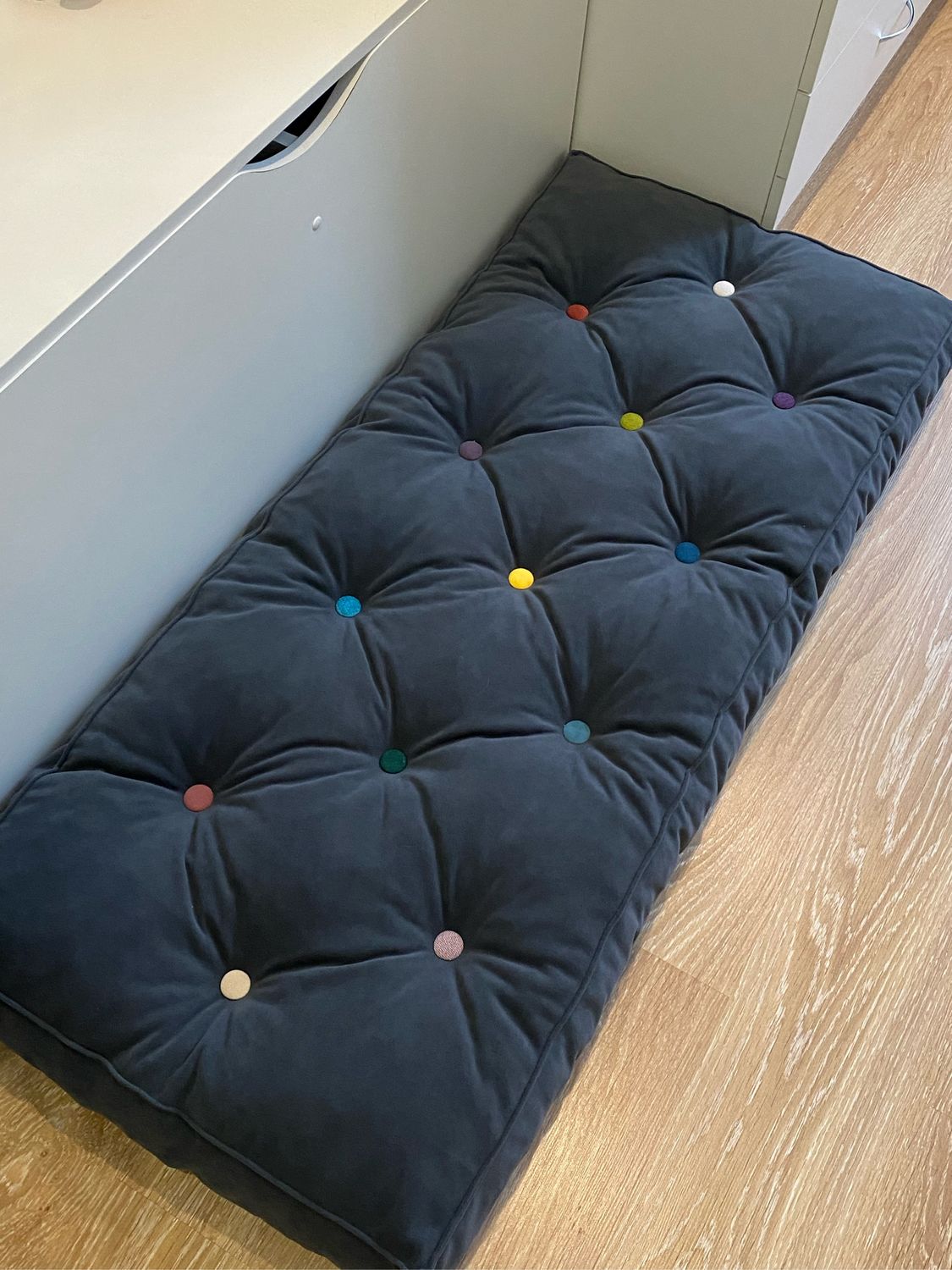 Напольные подушки в интерьере: красивых идей