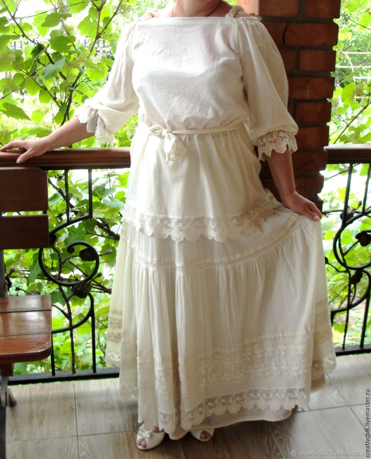 Белые льняные платья с кружевом
