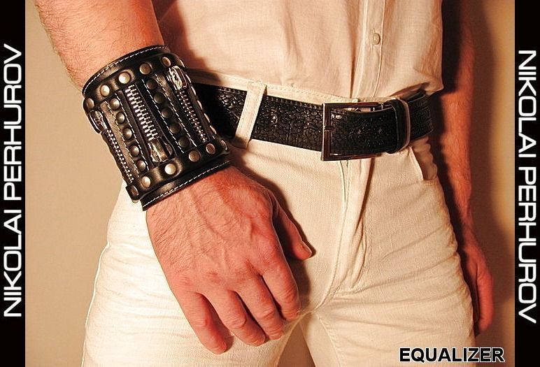 Часы браслет мужские кожаные. Широкий кожаный браслет. Кожаный браслет мужской. Крутые мужские браслеты. Байкерские браслеты из кожи.