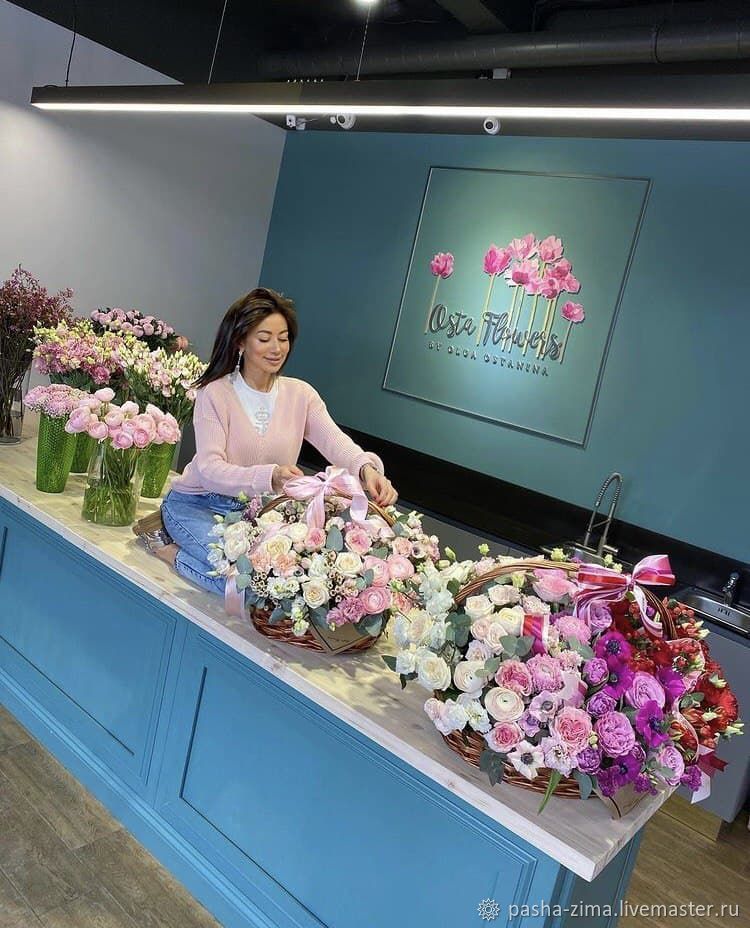 Флористический стол. Стойка флориста. Стол флориста. Стол для цветочного магазина. Ресепшен цветочного магазина.