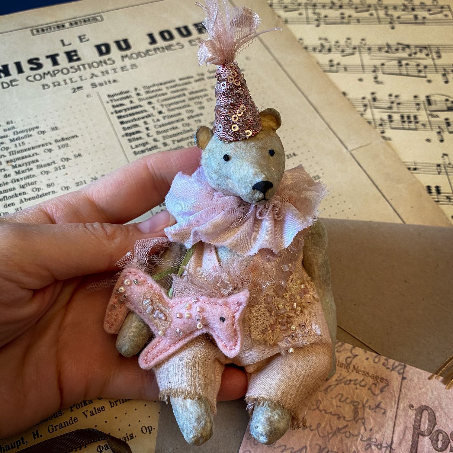 Ёлочная игрушка медведь. Ёлочная игрушка медведь. Медвежонок из ваты елочная игрушка. Елочная игрушка из ваты медведь. Игрушки из ваты медведь.