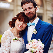 Свадебное платье в стиле 50х с синими декоративными элементами