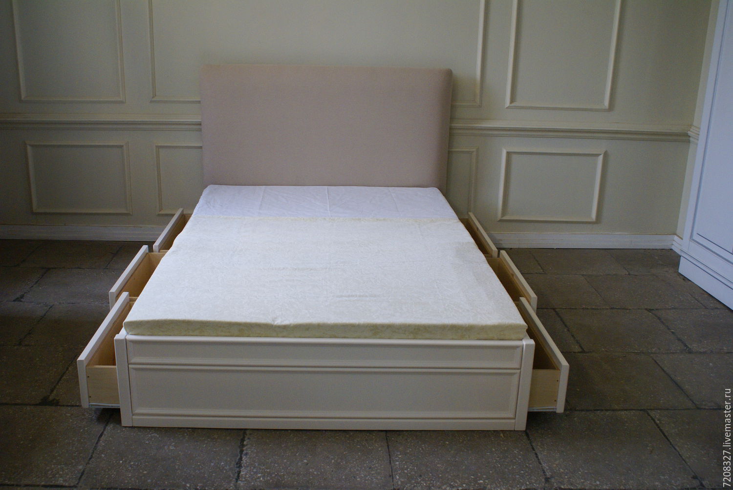 Кровать с мягким изголовьем и выдвижными ящиками