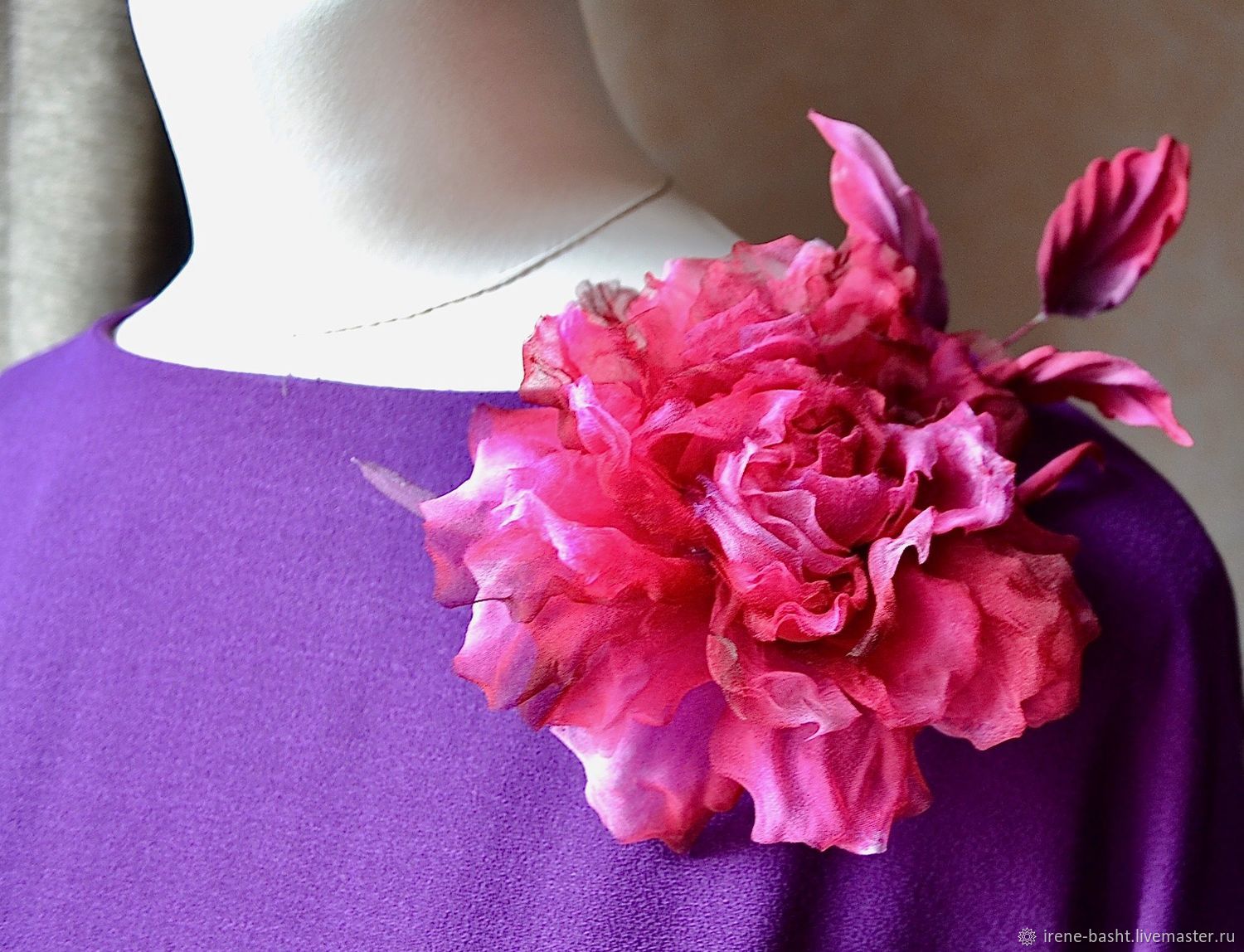 Цветок из шифона на платье