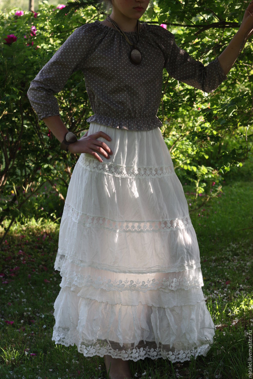 Белоснежное платье в стиле бохо-шик и отделкой и цветочного кружева