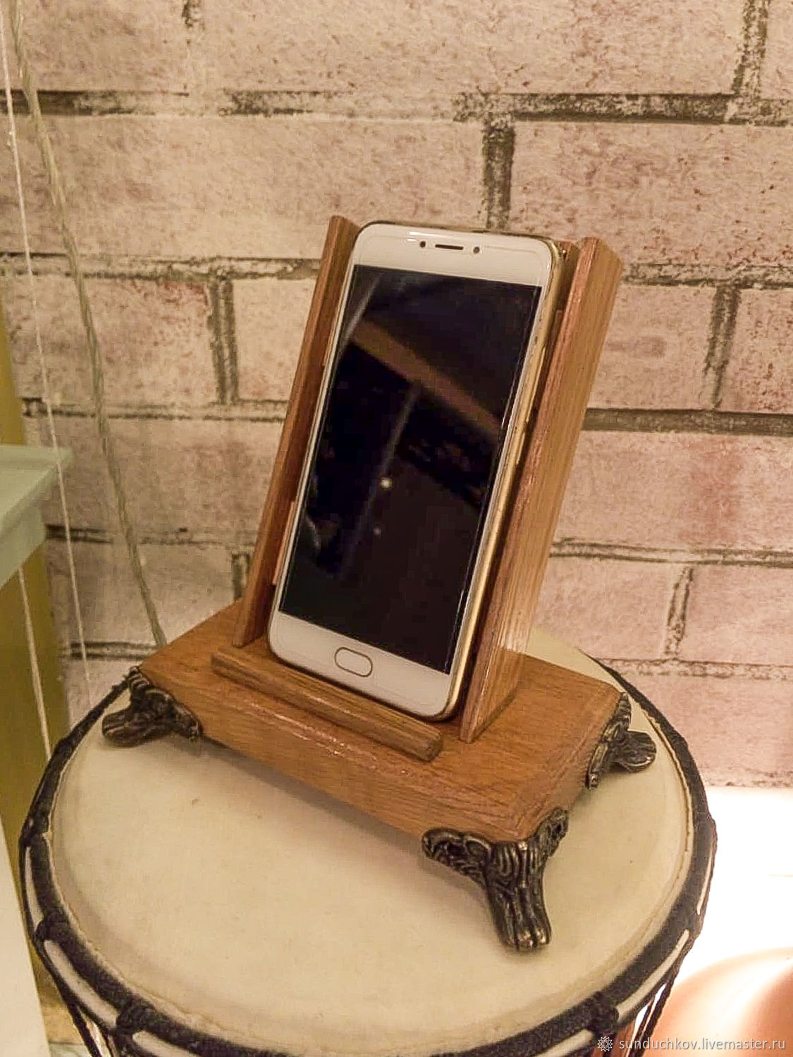 Деревянная подставка для телефона на стол